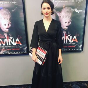 Gabriela Marcinková Instagram - Film si už žije svojím životom... ale iné som chcela. @sumne.kniznicaoblecenia je môj nový objav a ďakujem dievčatám Domi a Evke, že niečo také vymysleli. Cítila som sa tak “šumne”, ako sa len pri “Svini” dalo. #filmsvina  #premiera #pjekneveci