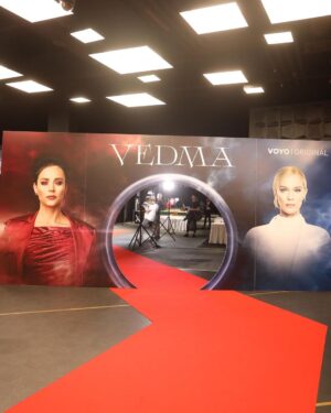 Gabriela Marcinková Instagram - Premiéra minisérie Vedma. My sme to videli na veľkom plátne, vy máte od 16.6. možnosť na voyo. Som veľmi vďačná, že som mohla byť súčasťou tímu, ktorý opäť trochu posunul možnosti našej seriálovej tvorby. A na premiéru ma vychystali @idasandor (ako vzdy) a  @tomasvida.makeup (ako občas) 💜 Kto môžete, pozrite si to a dajte vedieť svoj názor. @voyo.sk @tvmarkizaofficial
