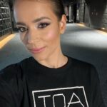 Gabriela Marcinková Instagram - Premiéra minisérie Vedma. My sme to videli na veľkom plátne, vy máte od 16.6. možnosť na voyo. Som veľmi vďačná, že som mohla byť súčasťou tímu, ktorý opäť trochu posunul možnosti našej seriálovej tvorby. A na premiéru ma vychystali @idasandor (ako vzdy) a @tomasvida.makeup (ako občas) 💜 Kto môžete, pozrite si to a dajte vedieť svoj názor. @voyo.sk @tvmarkizaofficial