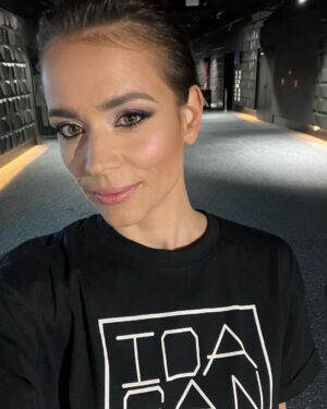 Gabriela Marcinková Instagram - Premiéra minisérie Vedma. My sme to videli na veľkom plátne, vy máte od 16.6. možnosť na voyo. Som veľmi vďačná, že som mohla byť súčasťou tímu, ktorý opäť trochu posunul možnosti našej seriálovej tvorby. A na premiéru ma vychystali @idasandor (ako vzdy) a  @tomasvida.makeup (ako občas) 💜 Kto môžete, pozrite si to a dajte vedieť svoj názor. @voyo.sk @tvmarkizaofficial