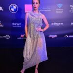 Gabriela Marcinková Instagram - Pekný večer to bol! A ďakujem vám opäť za vaše hlasy, gratulujem víťazke @j.kovalcikova (zase sme sa spoločne vychichotali), @brano.deak a @cobejova ďakujem za spoločnosť. A hlavne zázračná @idasandor vďaka za bleskovú akciu posielania outfitu, citila som sa vílovsky. 💜 @socialawardslovakia