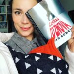 Gabriela Marcinková Instagram - Fotošúting s knihou a spiacim dieťaťom… Tak som si pospominala na svoju prácu, posmiala sa, zrelaxovala (na prečítanie potrebujete 1-2 spanky 1-2 dobre spiacich detí)… A už sa teším, keď sa opäť pustím do nejakého filmu či seriálu. Majte sa krásne milí čitatelia, diváci i rodičia ❤️