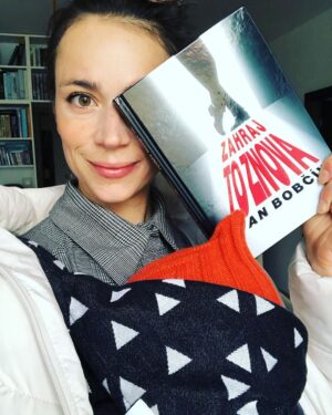Gabriela Marcinková Instagram - Fotošúting s knihou a spiacim dieťaťom… Tak som si pospominala na svoju prácu, posmiala sa, zrelaxovala (na prečítanie potrebujete 1-2 spanky 1-2 dobre spiacich detí)… A už sa teším, keď sa opäť pustím do nejakého filmu či seriálu. Majte sa krásne milí čitatelia, diváci i rodičia ❤️