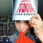 Gabriela Marcinková Instagram – Fotošúting s knihou a spiacim dieťaťom… Tak som si pospominala na svoju prácu, posmiala sa, zrelaxovala (na prečítanie potrebujete 1-2 spanky 1-2 dobre spiacich detí)… A už sa teším, keď sa opäť pustím do nejakého filmu či seriálu. Majte sa krásne milí čitatelia, diváci i rodičia ❤️