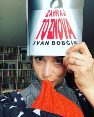 Gabriela Marcinková Instagram - Fotošúting s knihou a spiacim dieťaťom… Tak som si pospominala na svoju prácu, posmiala sa, zrelaxovala (na prečítanie potrebujete 1-2 spanky 1-2 dobre spiacich detí)… A už sa teším, keď sa opäť pustím do nejakého filmu či seriálu. Majte sa krásne milí čitatelia, diváci i rodičia ❤️