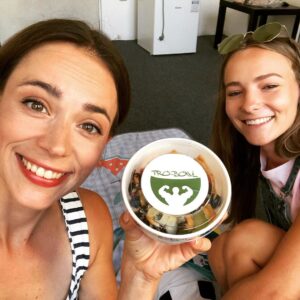 Gabriela Marcinková Instagram - Keď máš kamošku, ktorá ti aj dieťa postráži, aj zdravé raňajky prinesie a ty môžeš točiť Pána profesora. Ďakujem @emmka.marton Odporúčam @probowlba A teším sa na @panprofesor.markiza ❤️