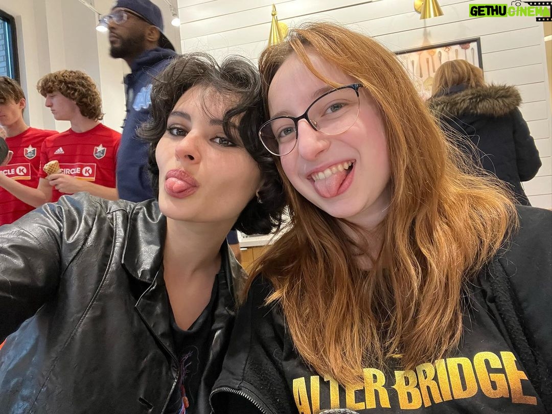 Gabrielle Echols - 4.8K Likes - Concert with Cam:)