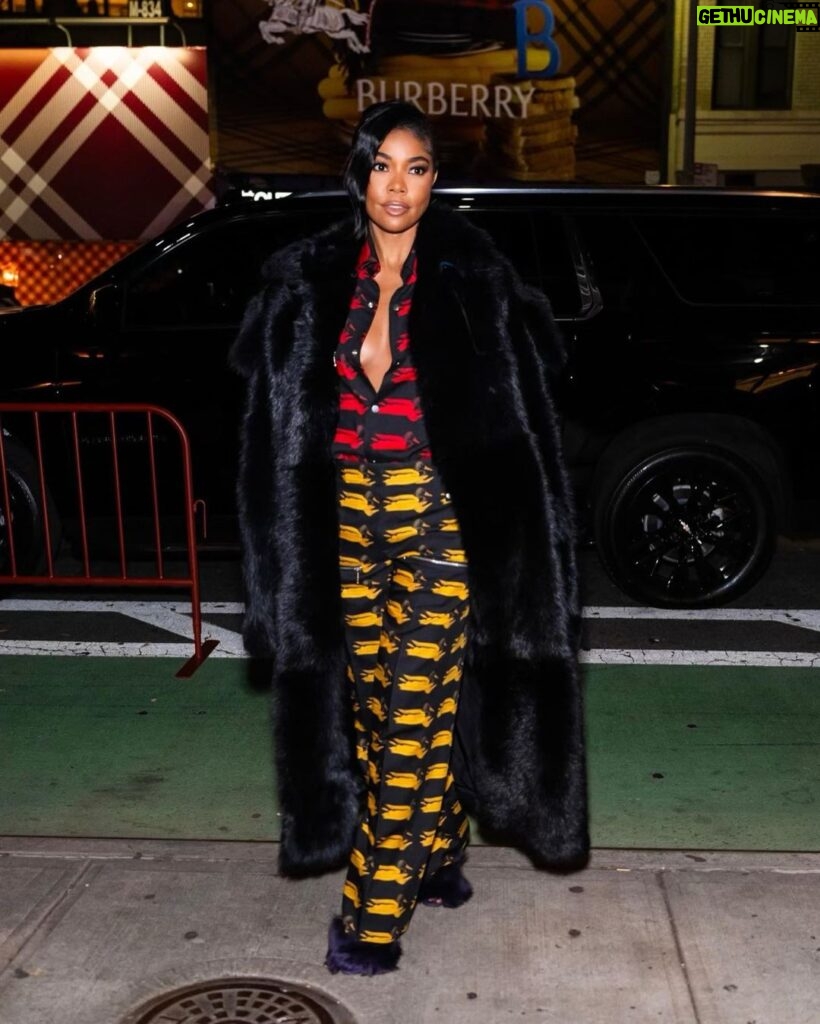 Gabrielle Union Instagram - knight on the town with @burberry 🌃