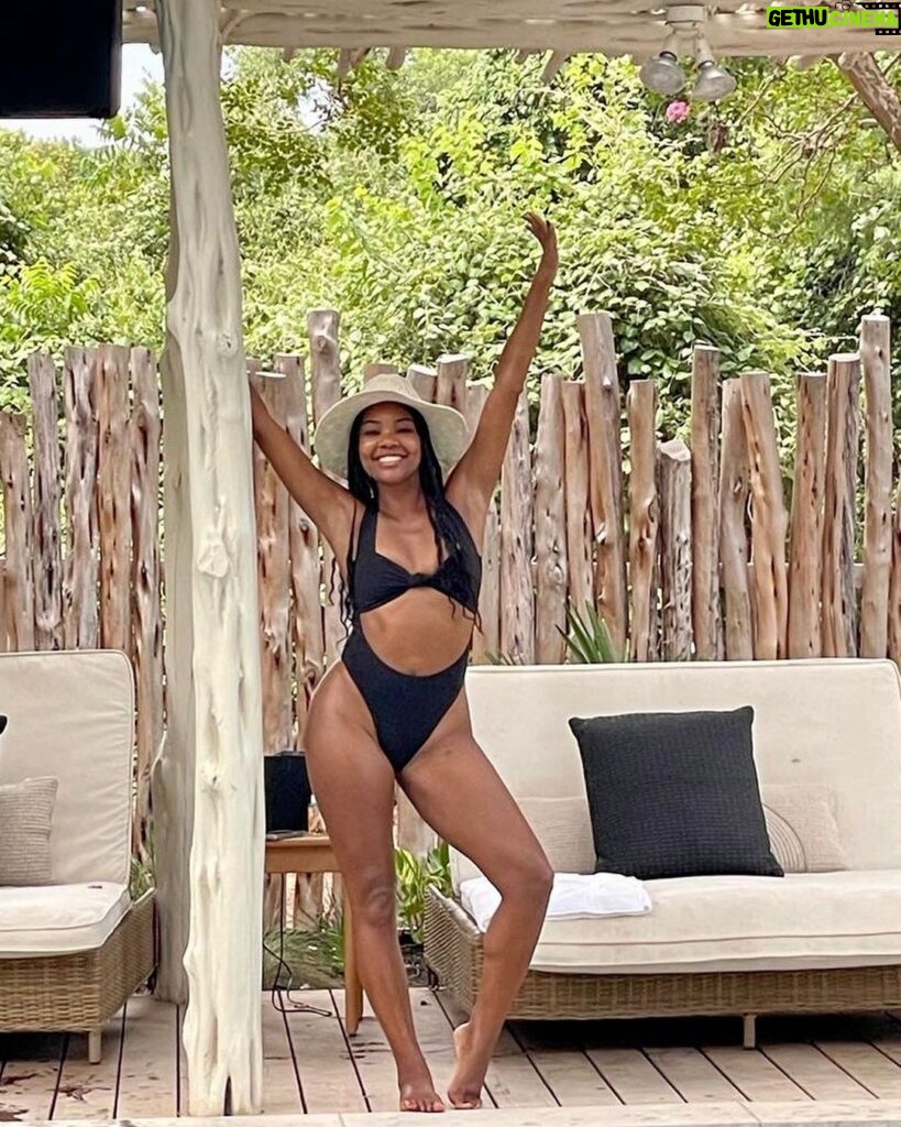 Gabrielle Union Instagram - Waded for moments like this 🖤 #HOFSummer #LakeLife #maythe4thbewithyou #TeamBosh THANK YOU @chrisbosh @mrsadriennebosh 🖤
