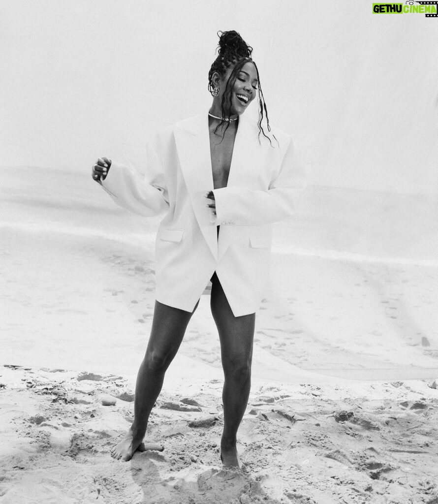 Gabrielle Union Instagram - The beauty is coming out of your shell 🐚 @onlynaturaldiamonds Spring/Summer Cover 2023 Words by: @christinerwhitney Photographer/Director: @sheekswinsalways Stylist: @thomaschristos Hair: @larryjarahsims Makeup: @fionastiles Manicurist: @thuybnguyen Bookings Editor: @glyniscostin Creative Production: @petty_cash_production Director of Photography: @rajdebah Photo Assistants: @keithkleiner @peterbaker42 @blacksesamebean Set Design: @winstonstudios @carlosanthonylopez @jchoi_ Fashion Assistant: @sydengelhart