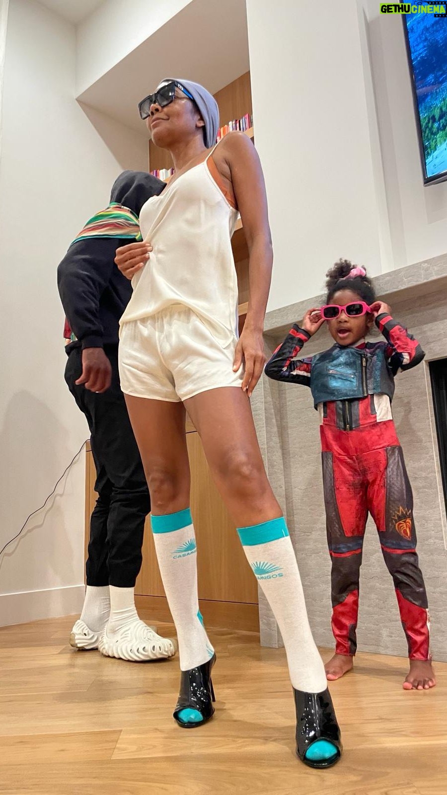 Gabrielle Union Instagram - Here’s one min of a Friday night at The Wades directed by Kaavia. She designed the looks, picked all the songs, instructed us to do solo performances as well as groups. Happy Saturday good people! Oh btw, this is her new favorite song she calls sweat 🌊