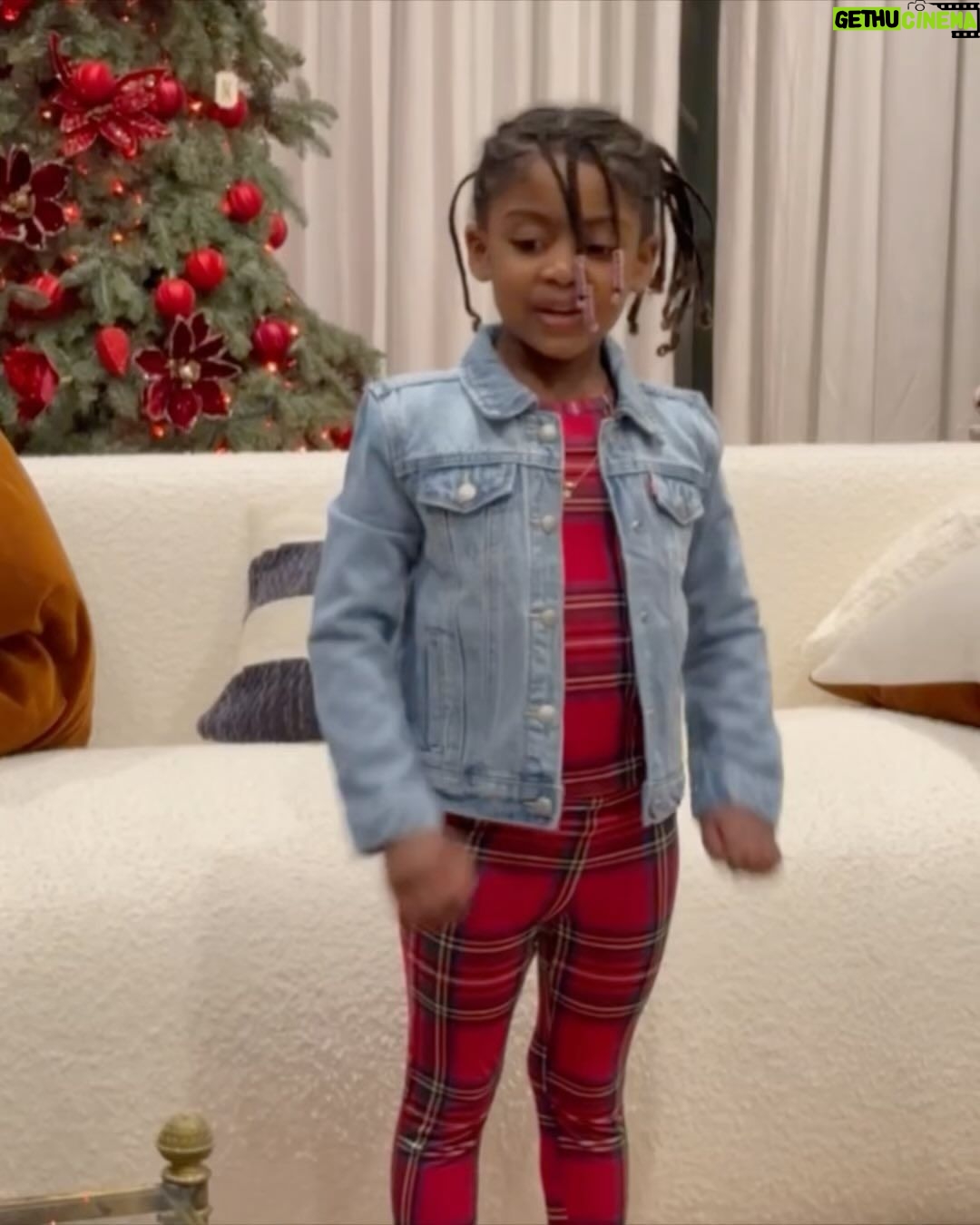 Gabrielle Union - 621.2K Likes - This year we asked for the gift of family, and we were more than blessed. Wishing you and yours blessings upon blessings. ♥️