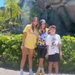 Gaby Espino Instagram - Disfrutar en familia es una de mis cosas favoritas, y hace unas semanas nos escapamos a Orlando. Organicé toda la logística, donde hospedarnos, el carro para ir y hasta el tour de los parques junto a @yuliotravel @yuliotravelusa. Me encantó la atención de ellos desde el primer momento que los contacté! Escríbanles y a disfrutar más tiempo con las personas que queremos! 🤍 #yuliotravel #yuliotravelusa #summerbreak #vacacionesenorlando #ticketuniversal