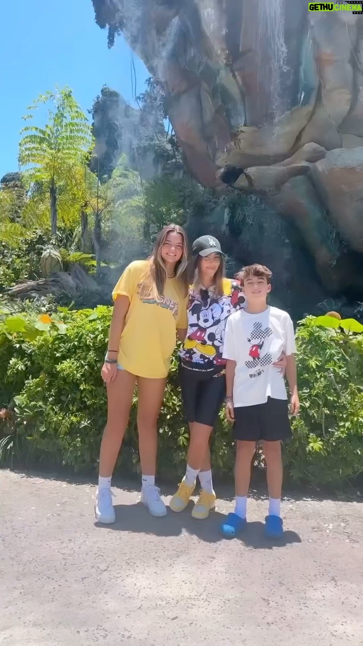 Gaby Espino Instagram - Disfrutar en familia es una de mis cosas favoritas, y hace unas semanas nos escapamos a Orlando. Organicé toda la logística, donde hospedarnos, el carro para ir y hasta el tour de los parques junto a @yuliotravel @yuliotravelusa. Me encantó la atención de ellos desde el primer momento que los contacté! Escríbanles y a disfrutar más tiempo con las personas que queremos! 🤍 #yuliotravel #yuliotravelusa #summerbreak #vacacionesenorlando #ticketuniversal