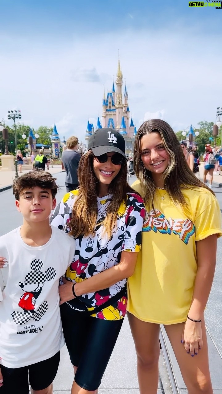 Gaby Espino Instagram - Donde los sueños se hacen realidad ✨ En el lugar más feliz de la tierra, Disney! Compartiendo con mis hijos la magia de creer... Simplemente inolvidable! GRACIASSSS @disneyworld.latino #allthedisneythrills Disney World