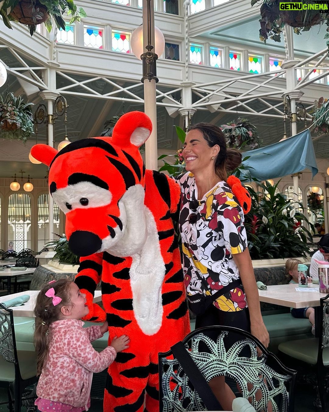 Gaby Espino Instagram - La verdadera felicidad solo se siente… no te la pierdas; no la dejes pasar. ❤️ Por aquí ando… viviendo…! Realmente feliz 🥹 @disneyworld.latino #allthedisneythrills