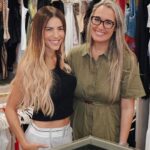 Gaby Espino Instagram - Quiero compartir con ustedes algo superrr personal jajaja 🤦🏻‍♀️. Ustedes me conocen, y saben q yo soy bien honesta, y soy la misma en mi casa, en la calle, en la tele y en mis redes. Y eso es lo q mas me gusta de poder conversar por aquí y mostrar cositas de mi vida. Yyyyy como siempre les digo: lo bueno se comparte!Pues aquí les va: Kathy de @closet_detail_ es un angelito q apareció en mi vida, en un momento de desorden extremoooo jaja! Yo soy super ordenada en mi casa , y en mi vida en general, perooo nose q me estaba pasando de un tiempo para aca, q mi closet era un caos, y eso ya me estaba afectando a todo nivel. Estaba todo tan caótico q nisiquiera tenia en mente remodelar mis closets, equis, yo decia ay tengo q arreglar mi ropa, asi pasaban los meses y jamas lo hacia… y honestamente, sentia como un peso encima, sobretodo cada vez q tenia q hacer maletas para viajar a trabajar. O simplemente cuando abría la puerta de mi cuarto closet, solo queria salir corriendoooo 😵‍💫😩 y simplemente me ponia lo primero q veia y ya!! Pues de la nada, ( me lo mandó Dios estoy segura jaja) recibi un mensaje de Kathy, una mujer super trabajadora, q ama lo q hace y definitivamente SABE lo q hace. Ella es la dueña de @closet_detail_ , y bueno… no quiero seguir por aqui sino q quiero q vean el video, porque les juro q mi vida cambió! Y ojo, ustedes me conocen, esto no se trata de ropa o cosas materiales ,sino q mi energia cambió por el orden q logró darle Kathy a mis cosas. Y hoy estoy felizzzzzzzzzzz. Vean esto y quedense locos!!!😵‍💫🤪