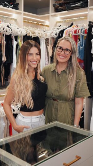 Gaby Espino Instagram - Quiero compartir con ustedes algo superrr personal jajaja 🤦🏻‍♀️. Ustedes me conocen, y saben q yo soy bien honesta, y soy la misma en mi casa, en la calle, en la tele y en mis redes. Y eso es lo q mas me gusta de poder conversar por aquí y mostrar cositas de mi vida. 
Yyyyy como siempre les digo: lo bueno se comparte!Pues aquí les va: Kathy de @closet_detail_ es un angelito q apareció en mi vida, en un momento de desorden extremoooo jaja! Yo soy super ordenada en mi casa , y en mi vida en general, perooo nose q me estaba pasando de un tiempo para aca, q mi closet era un caos, y eso ya me estaba afectando a todo nivel. Estaba todo tan caótico q nisiquiera tenia en mente remodelar mis closets, equis, yo decia ay tengo q arreglar mi ropa, asi pasaban los meses y jamas lo hacia… y honestamente, sentia como un peso encima, sobretodo cada vez q tenia q hacer maletas para viajar a trabajar. O simplemente cuando abría la puerta de mi cuarto closet, solo queria salir corriendoooo 😵‍💫😩 y simplemente me ponia lo primero q veia y ya!!
Pues de la nada, ( me lo mandó Dios estoy segura jaja) recibi un mensaje de Kathy, una mujer super trabajadora, q ama lo q hace y definitivamente SABE lo q hace. Ella es la dueña de @closet_detail_ , y bueno… no quiero seguir por aqui sino q quiero q vean el video, porque les juro q mi vida cambió! 
Y ojo, ustedes me conocen, esto no se trata de ropa o cosas materiales ,sino q mi energia cambió por el orden q logró darle Kathy a mis cosas. Y hoy estoy felizzzzzzzzzzz. 
Vean esto y quedense locos!!!😵‍💫🤪