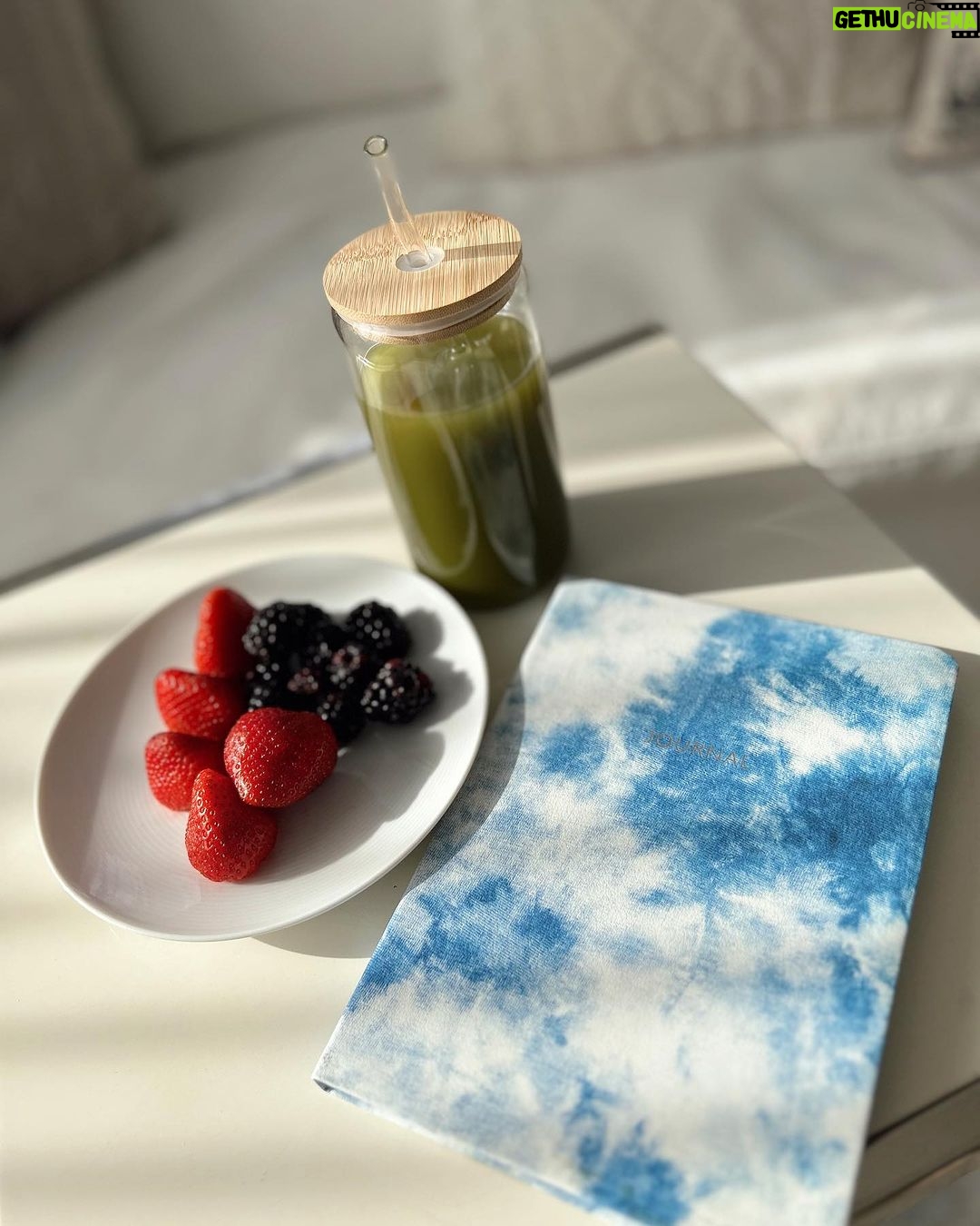Gaby Espino Instagram - Amooooo mis mañanas, son mi regalo del día!!!! Entreno, desayuno, medito, hago journaling. Y estoy enamorada de los looks de @winropadeportiva @winfitnesswear.usa para mis entrenamientos! Les comparto su website www.winfitnesswear.com hay bellezaasss! Y con el codigo GABY, tienen un 20% OFF Qué harás hoy por ti?