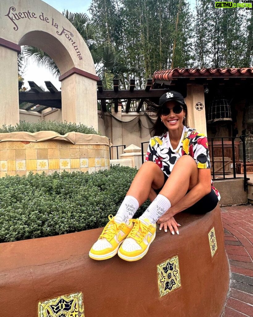 Gaby Espino Instagram - Amar-y-ya 🐣✨🌼💫 @gabyespino rocking her #SUELA kicks!🫶🏻 Remember we are open today until 8pm, so pass by our store & get fresh sneaks for the weekend!😏 #SUELAmiami Disney World