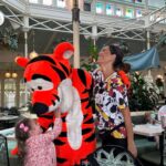 Gaby Espino Instagram - La verdadera felicidad solo se siente… no te la pierdas; no la dejes pasar. ❤️ Por aquí ando… viviendo…! Realmente feliz 🥹 @disneyworld.latino #allthedisneythrills