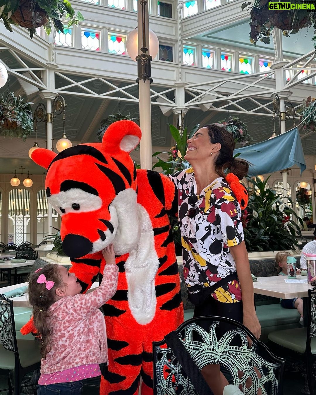 Gaby Espino Instagram - La verdadera felicidad solo se siente… no te la pierdas; no la dejes pasar. ❤️ Por aquí ando… viviendo…! Realmente feliz 🥹 @disneyworld.latino #allthedisneythrills
