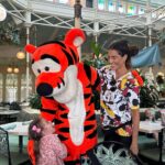 Gaby Espino Instagram - La verdadera felicidad solo se siente… no te la pierdas; no la dejes pasar. ❤️ Por aquí ando… viviendo…! Realmente feliz 🥹 @disneyworld.latino #allthedisneythrills