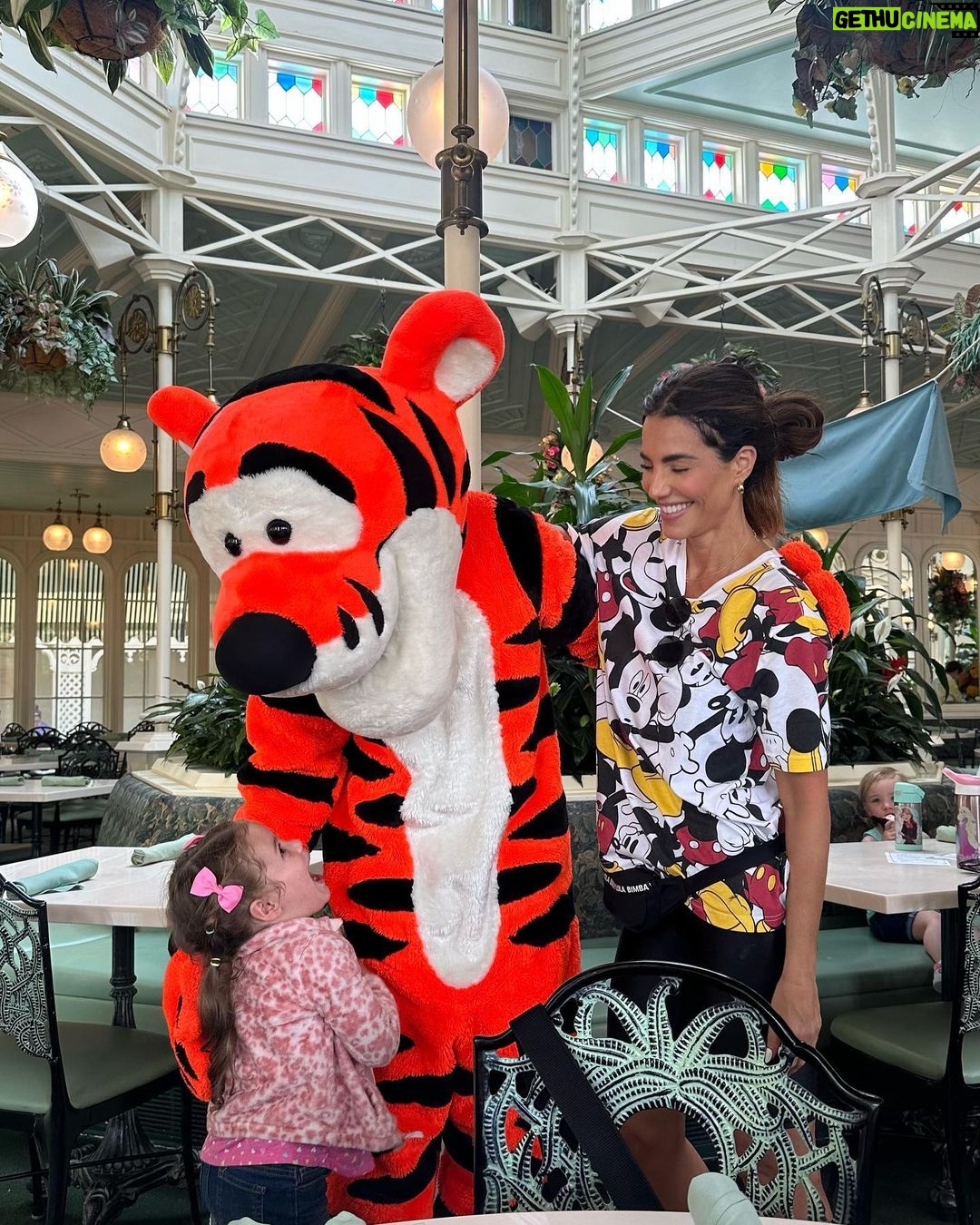 Gaby Espino Instagram - La verdadera felicidad solo se siente… no te la pierdas; no la dejes pasar. ❤️ Por aquí ando… viviendo…! Realmente feliz 🥹 @disneyworld.latino #allthedisneythrills