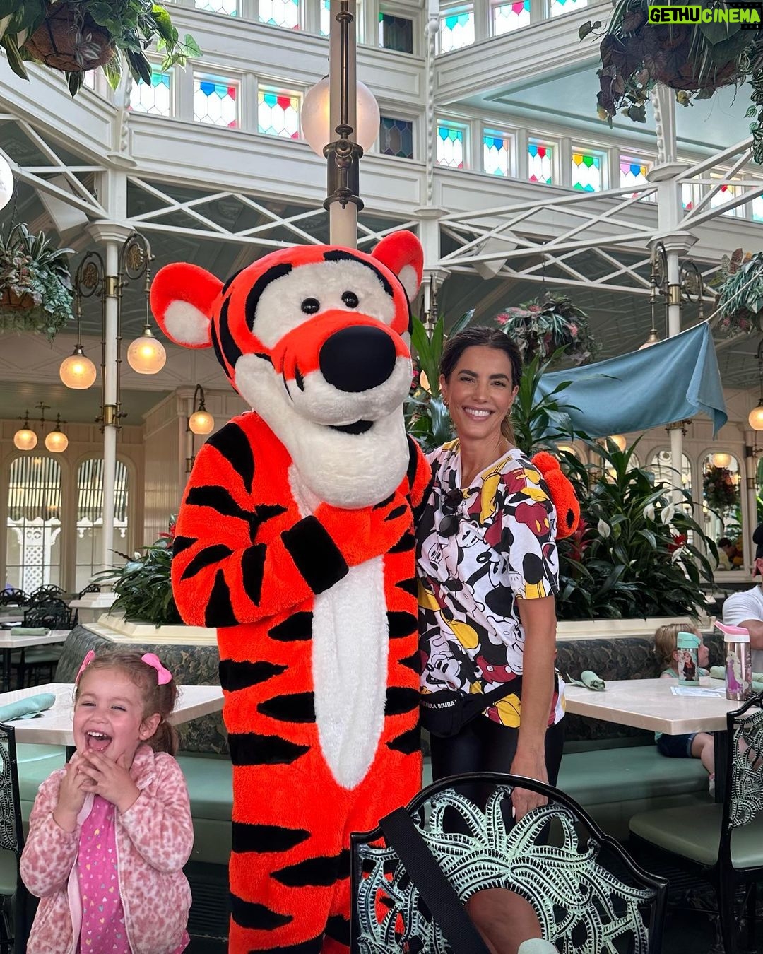 Gaby Espino Instagram - La verdadera felicidad solo se siente… no te la pierdas; no la dejes pasar. ❤️ Por aquí ando… viviendo…! Realmente feliz 🥹 @disneyworld.latino #allthedisneythrills