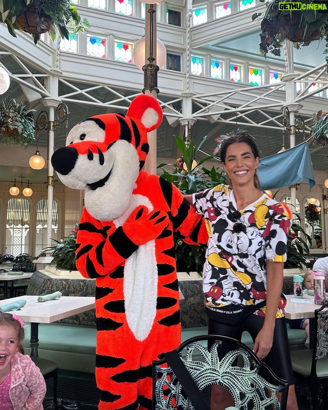 Gaby Espino Instagram - La verdadera felicidad solo se siente… no te la pierdas; no la dejes pasar. ❤️ Por aquí ando… viviendo…! Realmente feliz 🥹 @disneyworld.latino #allthedisneythrills