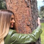 Gaby Espino Instagram - “ La mitad de su belleza es su extraña manera de pensar…” Quédate en ese lugar donde te invitan a pensar y a expandirte. Quédate ahí donde no tienes que ocultar tu profundidad, donde puedes tener conversaciones profundas y trascendentales. Quédate en ese lugar donde te dan la mano para que sigas evolucionando, quédate ahí donde puedes cambiar, sin que te vean como un extraño. Porque estás aquí para seguir expandiendo tu consciencia. Quédate ahí donde puedes hablar de vidas pasadas, energía, universo y tus temas favoritos. Quédate con aquellos que vibran igual que tú y que están en tu misma frecuencia. No te desgastes en encajar, hay millones de personas aquí en la tierra con tu misma vibración. No le pidas a alguien conversaciones profundas, cuando no las puede tener. No le pidas a alguien que vibre alto, cuando en su libre albedrío no le interesa vibrar alto. Permítele ser y honra su despertar en el tiempo que le corresponda. @terapiareconectivaclaudiavega
