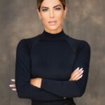 Gaby Espino Instagram - “No te deseo un año maravilloso donde todo sea bueno. Ése es un pensamiento mágico, infantil, utópico. Te deseo que te animes a mirarte, y que te ames como eres. Que tengas el suficiente amor propio para pelear muchas batallas, y la humildad para saber que hay batallas imposibles de ganar… por las que no vale la pena luchar. Te deseo que puedas aceptar que hay realidades que son inmodificables, y que hay otras, que si corres del lugar de la queja, podrás cambiar. Que no te permitas los "no puedo" y que reconozcas los "no quiero". Te deseo que escuches tu verdad, y que la digas, con plena conciencia de que es sólo tu verdad, no la del otro. Que te expongas a lo que temes, porque es la única manera de vencer el miedo. Que no te condenes por equivocarte; no eres todopoderoso. Que crezcas, hasta donde y cuando quieras. No te deseo que el 2023 te traiga felicidad. Te deseo que logres ser feliz, sea cual sea la realidad que te toque vivir" Que la felicidad sea el camino, no la meta... #TodosSomosUno