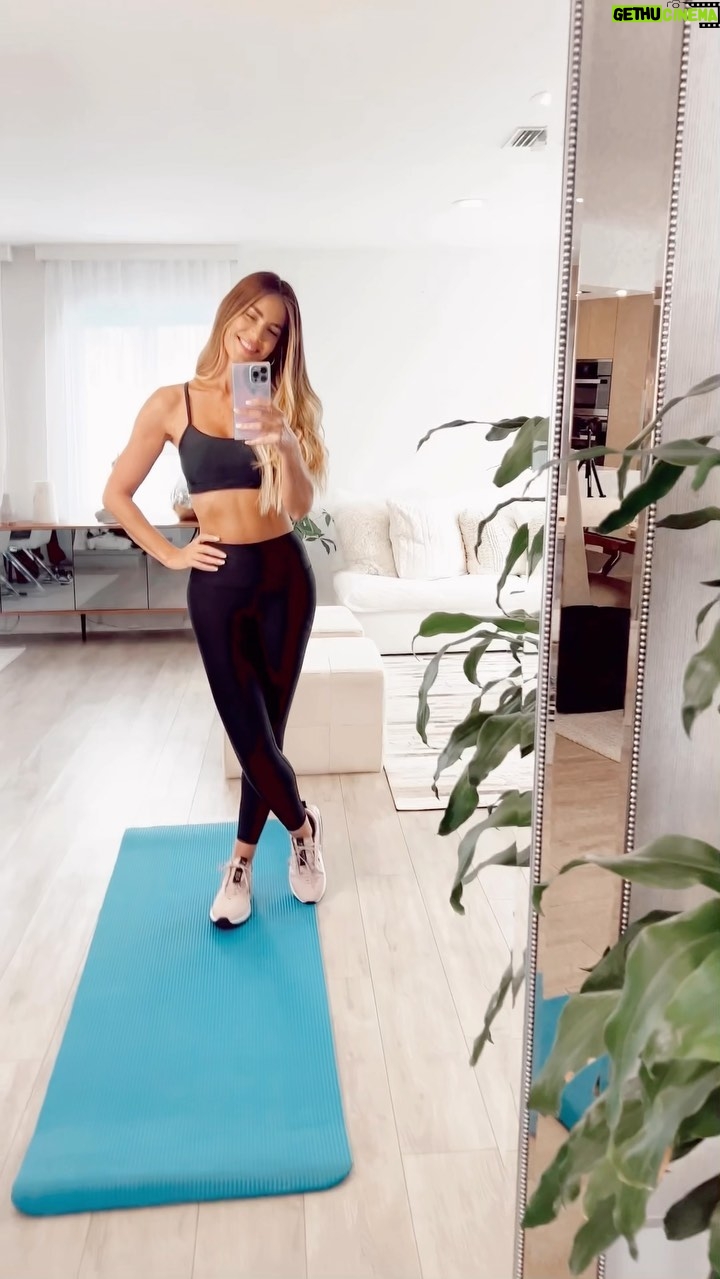Gaby Espino Instagram - ¡Qué emoción! Mis mañanas ahora son más especiales con todos mis favoritos de @amazon #ad ¿Te dije que Amazon tendrá su Prime Early Access Sale el 11 y 12 de octubre? Durante el evento, los miembros Amazon Prime pueden comenzar sus compras festivas de manera anticipada. Descuentos en cosas para el hogar, ropa, electrónica y todos aquellos productos para ponernos más guapas. ¡Acabo de comprar una esterilla de yoga, un difusor y una taza para disfrutar aún más de las mañanas y tú también puedes durante la oferta! ¡Mira mis historias para ver el enlace al evento, y si aún no tienes Amazon Prime, puedes comenzar una prueba gratuita de 30 días para participar y aprovechar todos los beneficios! La nueva Venta exclusiva Prime de Amazon comienza el 11 y 12 de octubre. #founditonamazon