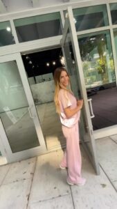 Gaby Espino Instagram - Hoy comienza otro sueño….! Que satisfacción tan grande se siente, al despertarme todos los dias con nuevas metas, con ilusion y con ganas de lograr tantas cosas… Ver como voy cumpliendo uno a uno mis sueños, con mi propio esfuerzo! Ya les iré contando de qué se trata…! Por ahora solo les puedo decir q me siento muyyyy felizzzzz y agradecida! Sueñennn! Llenense de metas y propósitos! Y salgan a luchar por todo lo q desean… De eso realmente se trata la vida…..🤍🙏🏻
