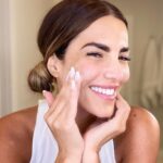 Gaby Espino Instagram - Heyyyy… Me fui de vuelta a los 2000s y me divertí muchísimo recreando el Splash de esos icónicos comerciales de @neutrogena ¿Qué tal me quedó? Ustedes también pueden intentarlo! Váyanse a TikTok y Unanse al #makeasplash challenge para participar por la oportunidad de ganarse un premio de $5,000 más productos Hydro Boost por un año y una bolsa de regalo! El #contest es en TikTok y pueden ver más información sobre como participar en neutrogena.com/splash #NeutrogenaPartner #MakeASplash