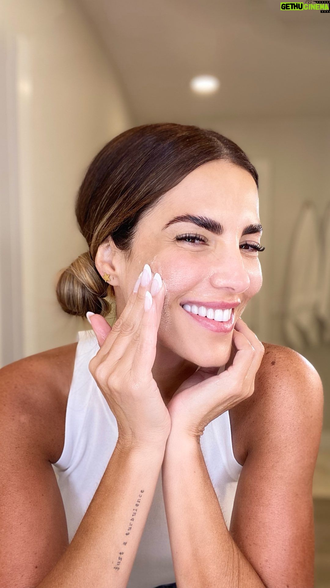 Gaby Espino Instagram - Heyyyy… Me fui de vuelta a los 2000s y me divertí muchísimo recreando el Splash de esos icónicos comerciales de @neutrogena ¿Qué tal me quedó? Ustedes también pueden intentarlo! Váyanse a TikTok y Unanse al #makeasplash challenge para participar por la oportunidad de ganarse un premio de $5,000 más productos Hydro Boost por un año y una bolsa de regalo! El #contest es en TikTok y pueden ver más información sobre como participar en neutrogena.com/splash #NeutrogenaPartner #MakeASplash