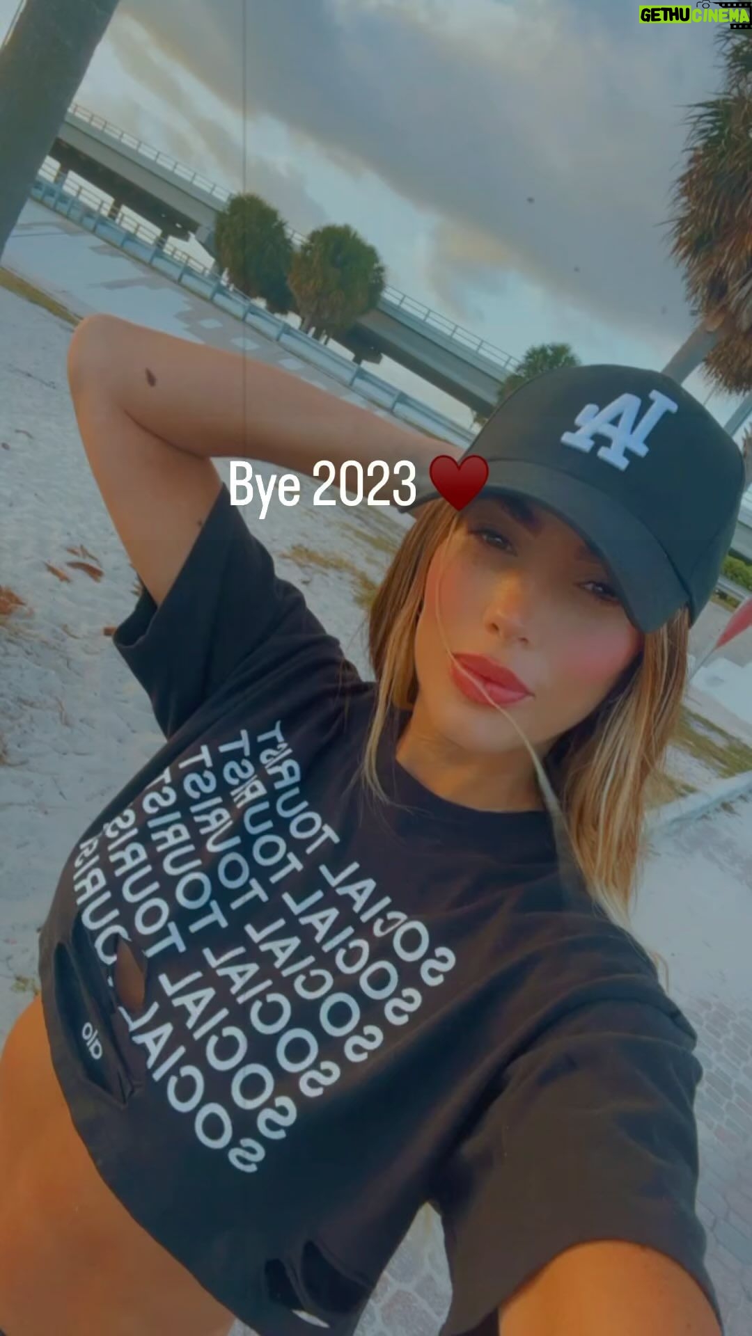 Gaby Espino Instagram - Ayyyyy es q tengo muchos videitos y fotos guardados de este año🤷🏻♀️🤪 bye 2023!!!