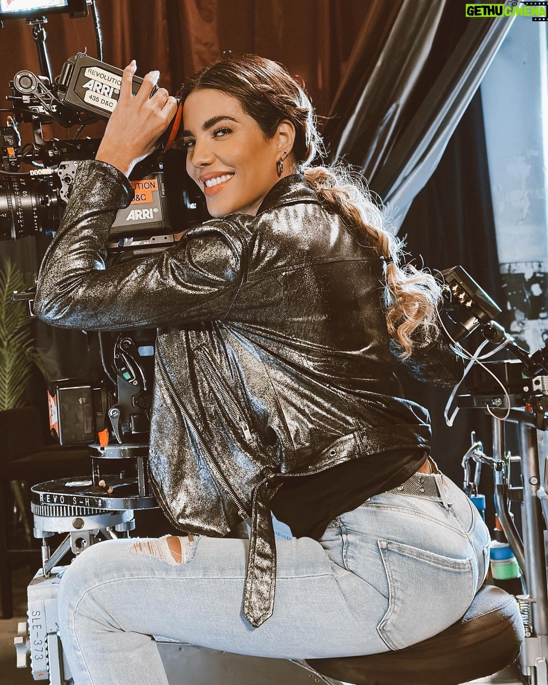 Gaby Espino Instagram - Felizzz haciendo lo q amo, con un SUPER CREW π€ͺ π€ Pronto les cuento! Solo les digo q lo q viene estΓ‘ on π₯π₯π₯π₯π₯π₯π₯ DE VUELTA AL RUEDO BABYπβπ»π£ Mexico City, Mexico