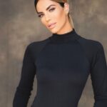 Gaby Espino Instagram - “No te deseo un año maravilloso donde todo sea bueno. Ése es un pensamiento mágico, infantil, utópico. Te deseo que te animes a mirarte, y que te ames como eres. Que tengas el suficiente amor propio para pelear muchas batallas, y la humildad para saber que hay batallas imposibles de ganar… por las que no vale la pena luchar. Te deseo que puedas aceptar que hay realidades que son inmodificables, y que hay otras, que si corres del lugar de la queja, podrás cambiar. Que no te permitas los "no puedo" y que reconozcas los "no quiero". Te deseo que escuches tu verdad, y que la digas, con plena conciencia de que es sólo tu verdad, no la del otro. Que te expongas a lo que temes, porque es la única manera de vencer el miedo. Que no te condenes por equivocarte; no eres todopoderoso. Que crezcas, hasta donde y cuando quieras. No te deseo que el 2023 te traiga felicidad. Te deseo que logres ser feliz, sea cual sea la realidad que te toque vivir" Que la felicidad sea el camino, no la meta... #TodosSomosUno