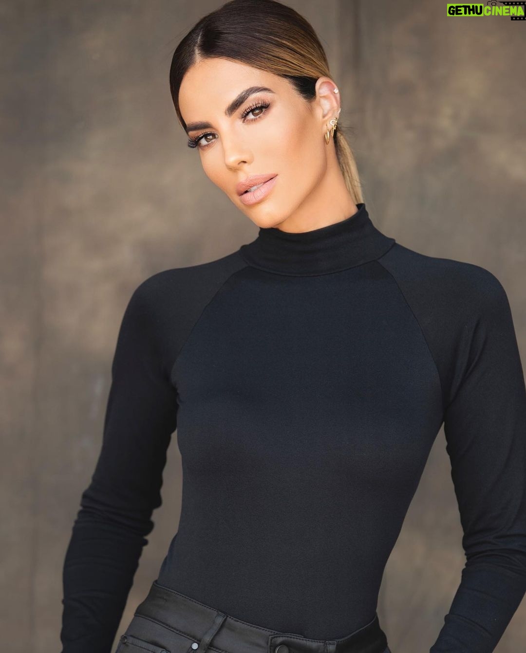 Gaby Espino Instagram - “No te deseo un año maravilloso donde todo sea bueno. Ése es un pensamiento mágico, infantil, utópico. Te deseo que te animes a mirarte, y que te ames como eres. Que tengas el suficiente amor propio para pelear muchas batallas, y la humildad para saber que hay batallas imposibles de ganar… por las que no vale la pena luchar. Te deseo que puedas aceptar que hay realidades que son inmodificables, y que hay otras, que si corres del lugar de la queja, podrás cambiar. Que no te permitas los "no puedo" y que reconozcas los "no quiero". Te deseo que escuches tu verdad, y que la digas, con plena conciencia de que es sólo tu verdad, no la del otro. Que te expongas a lo que temes, porque es la única manera de vencer el miedo. Que no te condenes por equivocarte; no eres todopoderoso. Que crezcas, hasta donde y cuando quieras. No te deseo que el 2023 te traiga felicidad. Te deseo que logres ser feliz, sea cual sea la realidad que te toque vivir" Que la felicidad sea el camino, no la meta... #TodosSomosUno