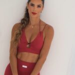 Gaby Espino Instagram - Ese color rojo que te da el boost de energía positiva para comenzar la semana y ya casi un nuevo año 2024 con todooooo! Este set en collab con @winfitnesswear.usa es una EDICIÓN LIMITADA. Yo ustedes voy yaaaa ya al website winfitnesswear.com y un dato: por compras mayores a $119.00 te llevas gratis un Tote Bag
