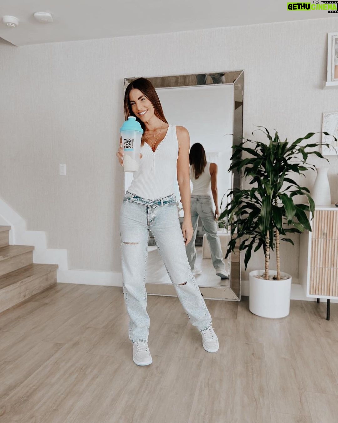 Gaby Espino Instagram - Enfocada al 100%, no solo en la rutina de mis entrenamientos, sino también en mis 3 comidas diarias. Desayuno, almuerzo y cena... y entre comidas incluyo como snack el #proteinshake de @yesyoucan que me brinda 15g de proteína, me ayuda a mantener la masa muscular, y a controlar el apetito. Si están en proceso de mantenimiento, es una excelente opción. Siempre lo llevo conmigo. Yo amo el Choco Brownie y tú?! Lo pueden ordenar en yesyoucan.com/gabyespino, llamando al 888-210-8388, o en Amazon. #yesyoucan #transformationchallenge #yesyoucancoach #yesyoucanvenezuela #yesyoucanmexico