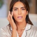 Gaby Espino Instagram - Ama y consiente tu piel ❤ #ad Ustedes saben que siempre busco los mejores aliados para el cuidado de mi rostro, así que aquí les comparto lo último de mi familia @neutrogena. Si al igual que a mi, les gusta que su cutis luzca más joven y firme, tomen un screen shot de la siguiente foto 👉 y busquen los productos #RapidFirming en su farmacia más cercana, para ayudar a conservar la elasticidad y el colágeno natural de la piel. A querernos 🤍✨ Quiero leerlos si los prueban, ok?