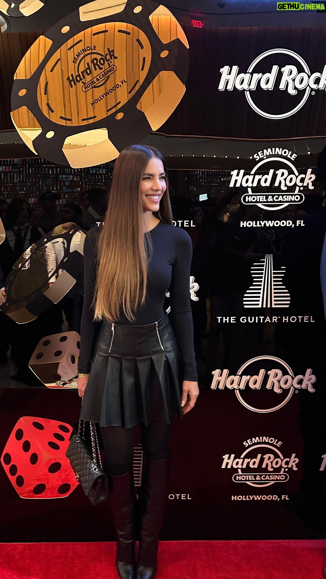 Gaby Espino Instagram - Una noche espectacular!!! @hardrockholly @officialhardrock