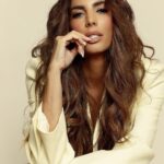 Gaby Espino Instagram - Me encontré con esto y me encantó! El amor no tiene polaridad, no se siente. El amor genera sentimientos de armonía y bienestar. Es la energía que permite y sostiene los procesos del universo. Aquel que lo reconoce está libre de sufrimiento porque corta las ataduras de los vacíos, las creencias y los deseos del EGO.
