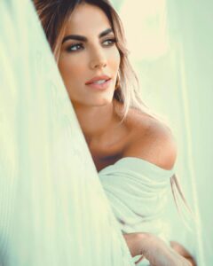 Gaby Espino Instagram - #ParaLuegoEsTarde 😉😎