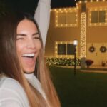 Gaby Espino Instagram - No tienen idea lo felizzz q me hacen sentir estas cosas..! Aquí les quiero dejar este super dato por si quieren poner su casita en modo navidad total! La verdad me han hecho un trabajo espectacular desde hace 3 años y se encargan de todo!!! Bueno, como ven en esta casa llegó la navidad! @xmaslightspro