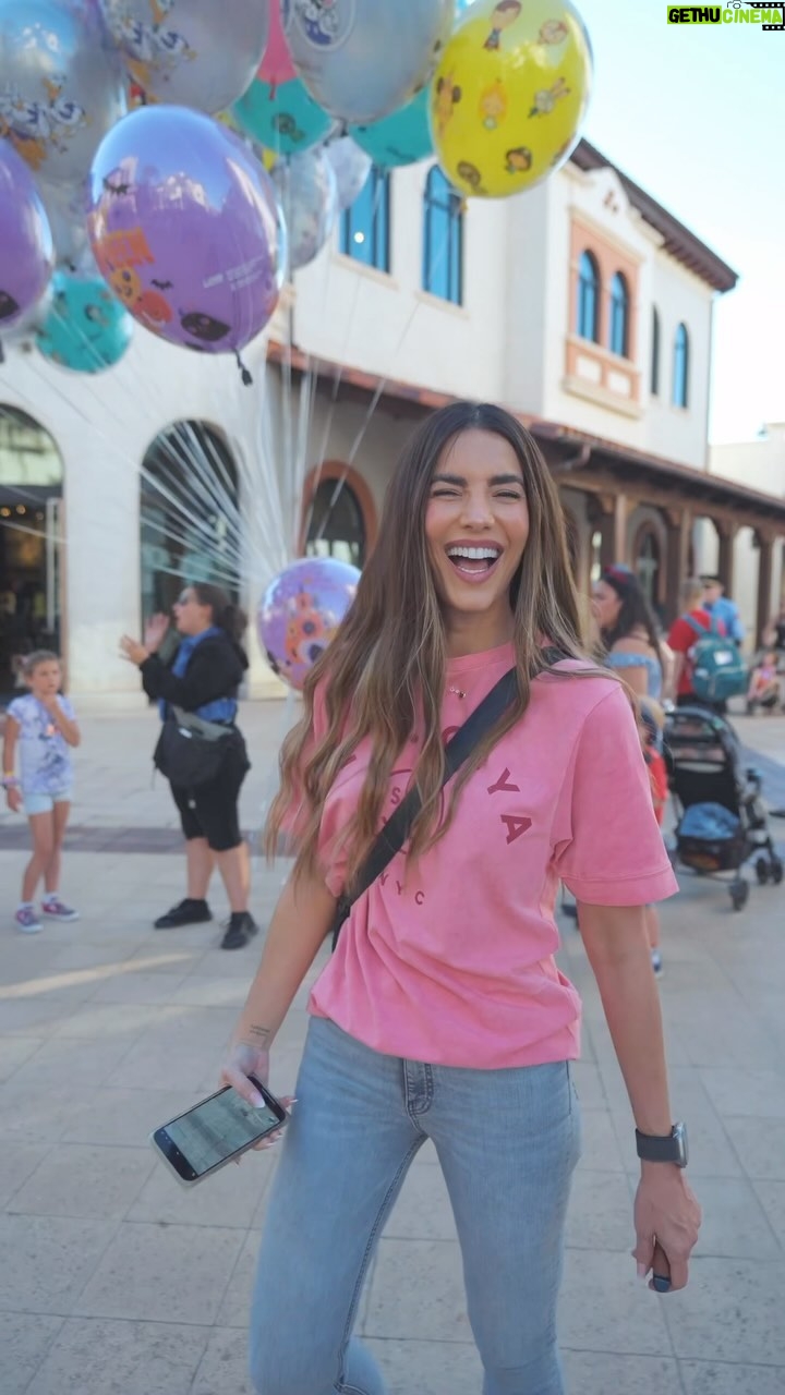 Gaby Espino Instagram - Mi época favorita del añoooo! Amo la navidad, y si eres como yo y te encanta disfrutar en familia las vacaciones @yuliotravelusa son los mejores. Comienza a planear desde ya!!!!