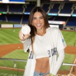 Gaby Espino Instagram - Esta fue una superrrr experiencia y me la disfruté demasiado!!! 🤪🤓 @marlins @beisboldelcaribe @mlbvenezuela #seriedelcaribe #SerieDelCaribe2024 📸 @catirephy 🎥 @cinthyasantti