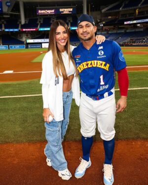 Gaby Espino Instagram - Venezuela loves @gabyespino 🇻🇪 #HomeOfBeisbol #SerieDelCaribe